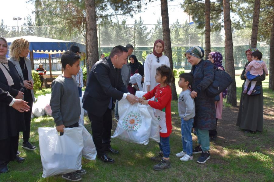 Bağlar Belediyesi, bayram öncesi ihtiyaç sahiplerini giydirdi