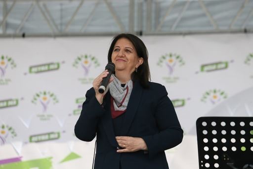 Pervin Buldan: Meydanlarda parmak sallayanlar yaşanacaklardan sorumludur