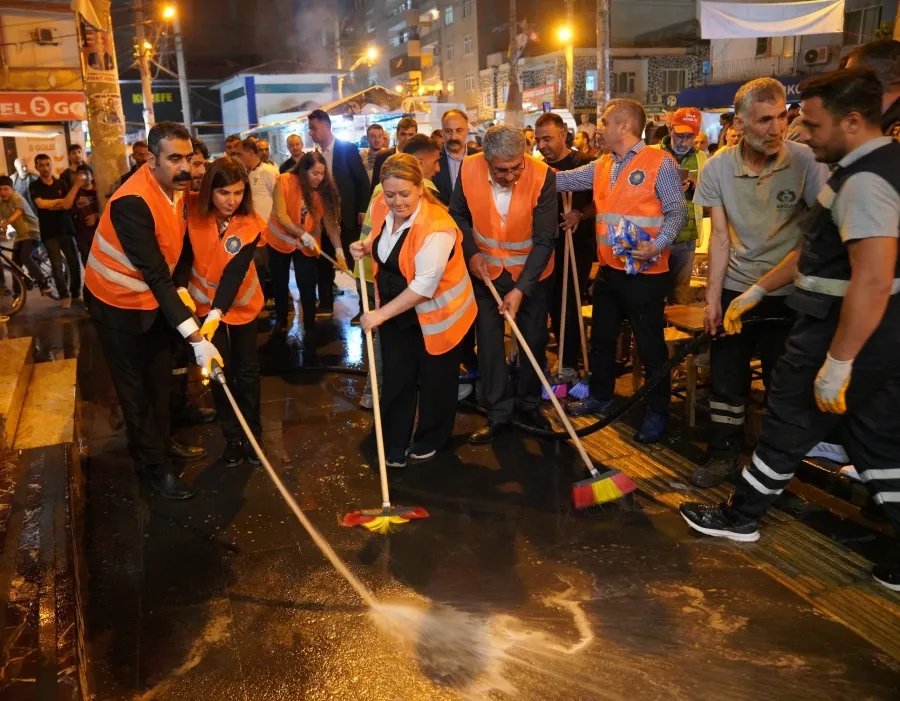 DBB Eş Başkanları ellerinde süpürge temizlik kampanyasının startını verdi
