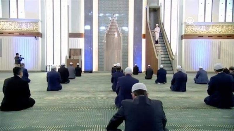 Virüs gölgesinde VİP cuma namazı...