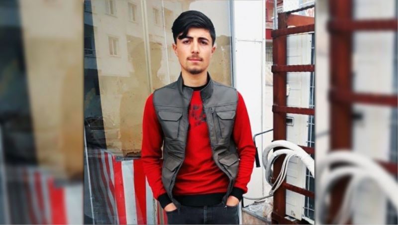 Öldürülen gencin ailesi: “Parkta Kürtçe müzik dinlerken kalbinden bıçakladılar”