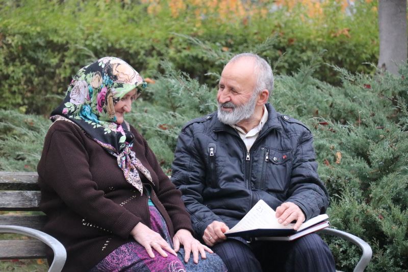 50 yıllık eşine olan aşkını 450 şiirle kağıda döktü