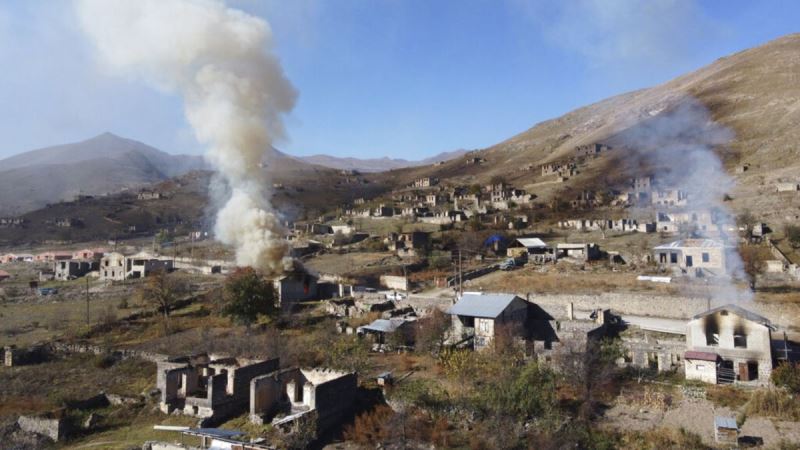 Ermeniler geride bıraktıkları evleri ateşe veriyor