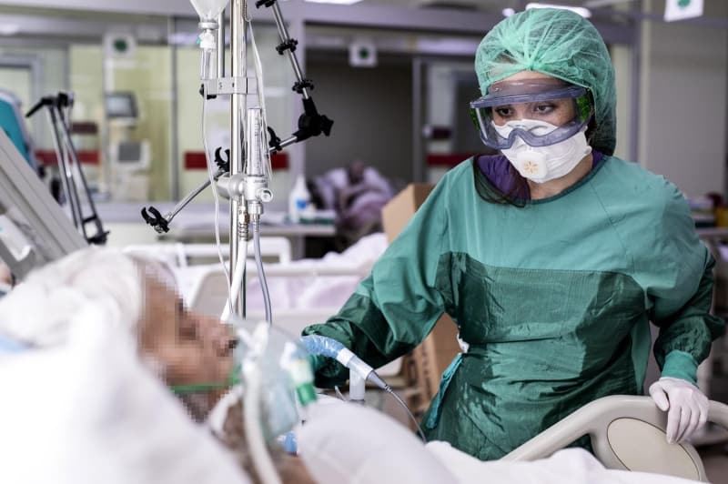 YÖK, üniversite hastanelerinin Covid-19 bölümlerinde çalışan sağlıkçılara 