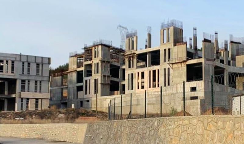 İki yıl önce durdurulan Hitit Üniversitesi kampus inşaatında duvarlar çürümeye başladı