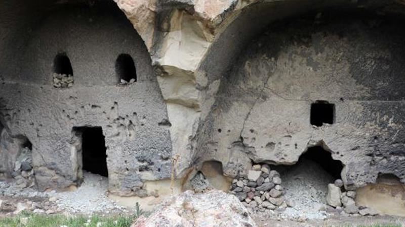 Kuyudan çıkardıkları molozları doldurdular: Bizans döneminden kalan oyma tarihi yapı, defineciler tarafından tahrip edildi